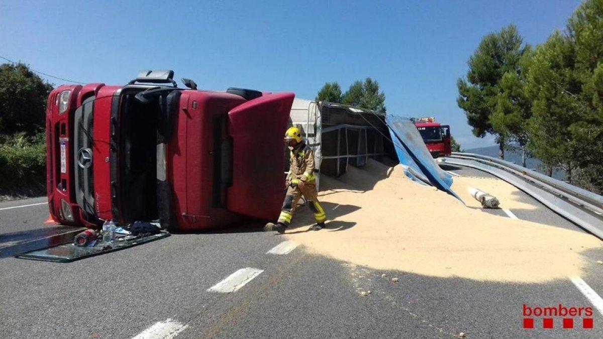 Un camió bolca a l'N-240 Montblanc i vessa els cereals que transportava a la via