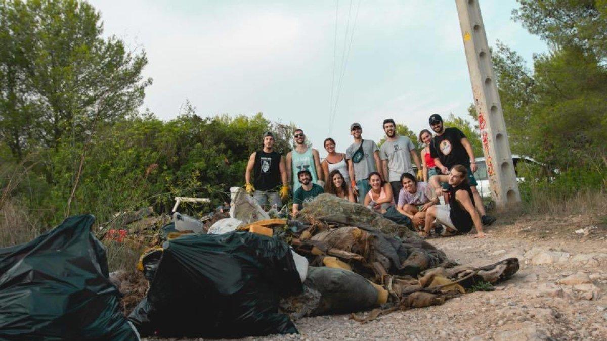 Una dotzena de joves recullen deixalles a Boscos i Cala Romana