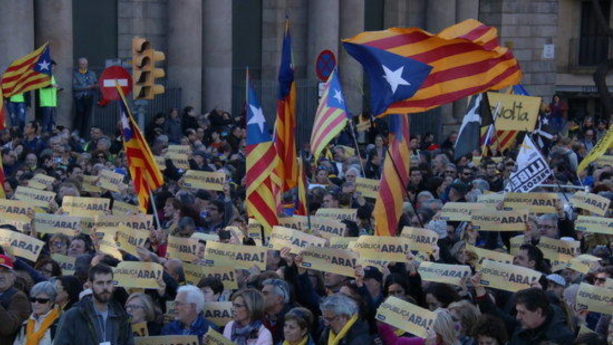 El 46,7% dels catalans vol que Catalunya sigui un estat independent mentre que el 44,9% hi està en contra, segons el CEO