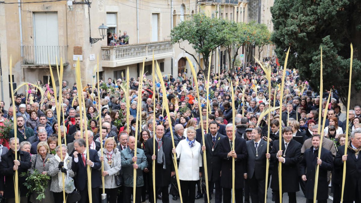 La benedicció de palmes i rams de llorer omple de color Tarragona
