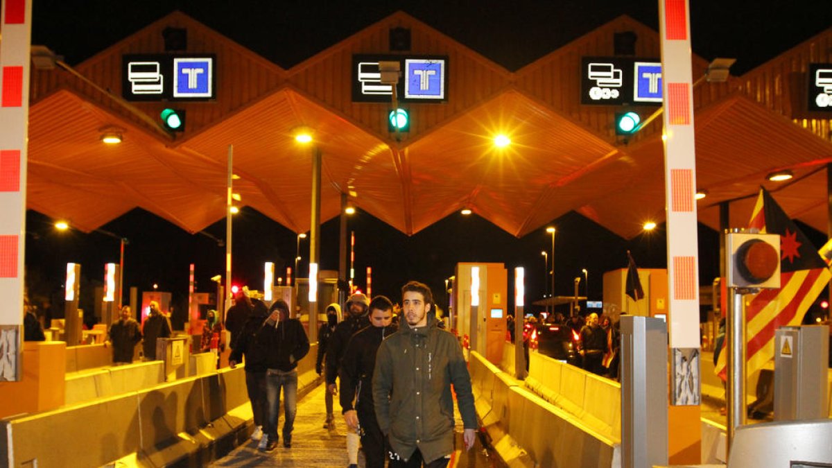 Unos 5.000 manifestantes cortan el Ap-7 el A-7 y el A-27 en defensa de los «presos políticos»