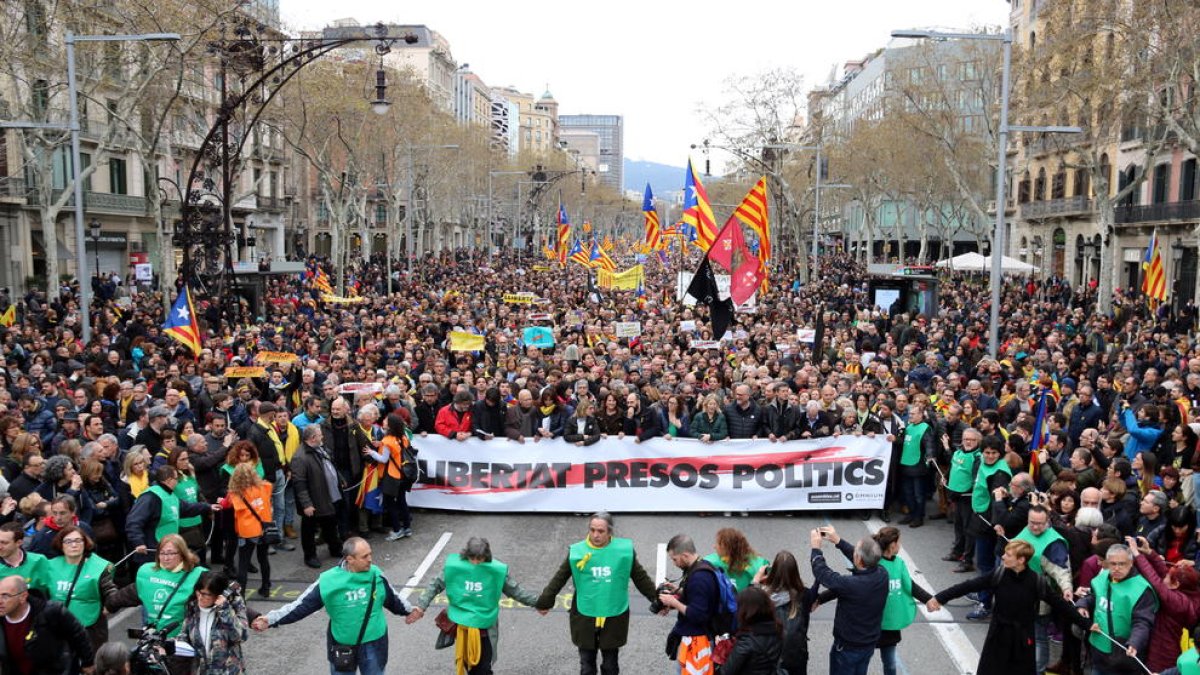 Milers de persones protesten a Barcelona per demanar a Alemanya que no entreguin Puigdemont a la justícia espanyola
