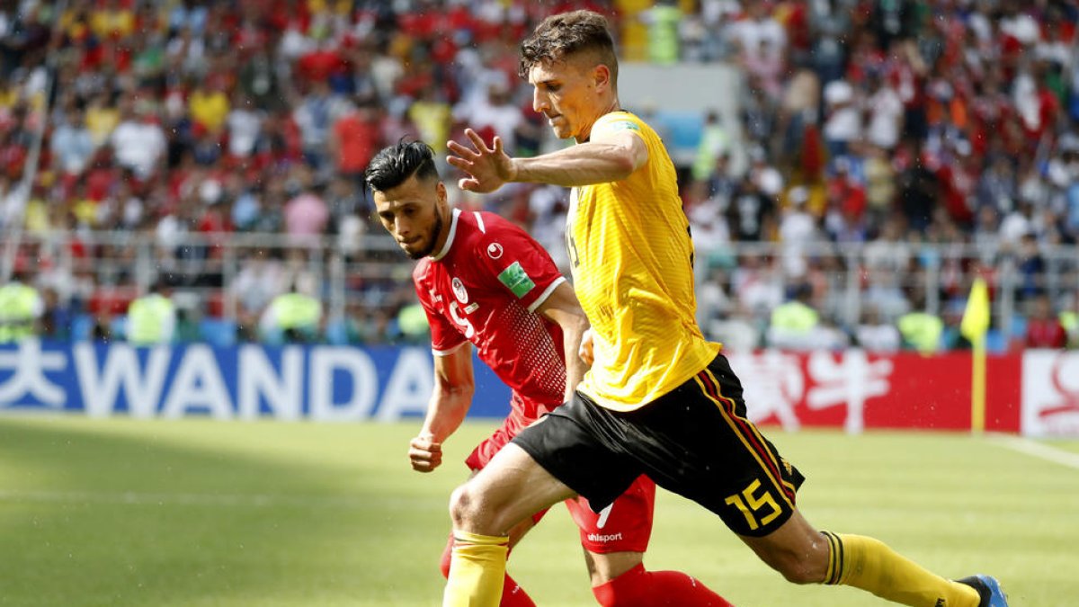 Bélgica golea en Túnez (5-2) y pone un pie en octavos