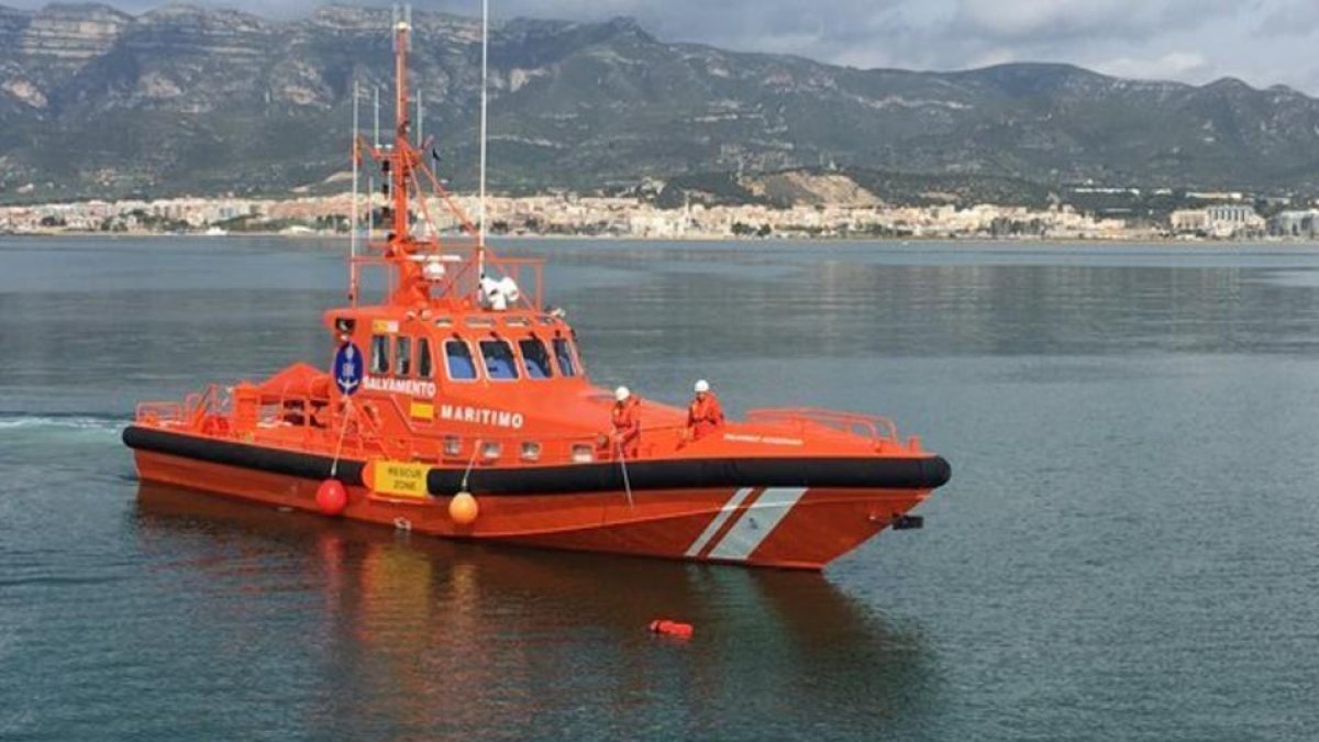 Muere un hombre de 71 años al caer de una mejillonera a La Ràpita