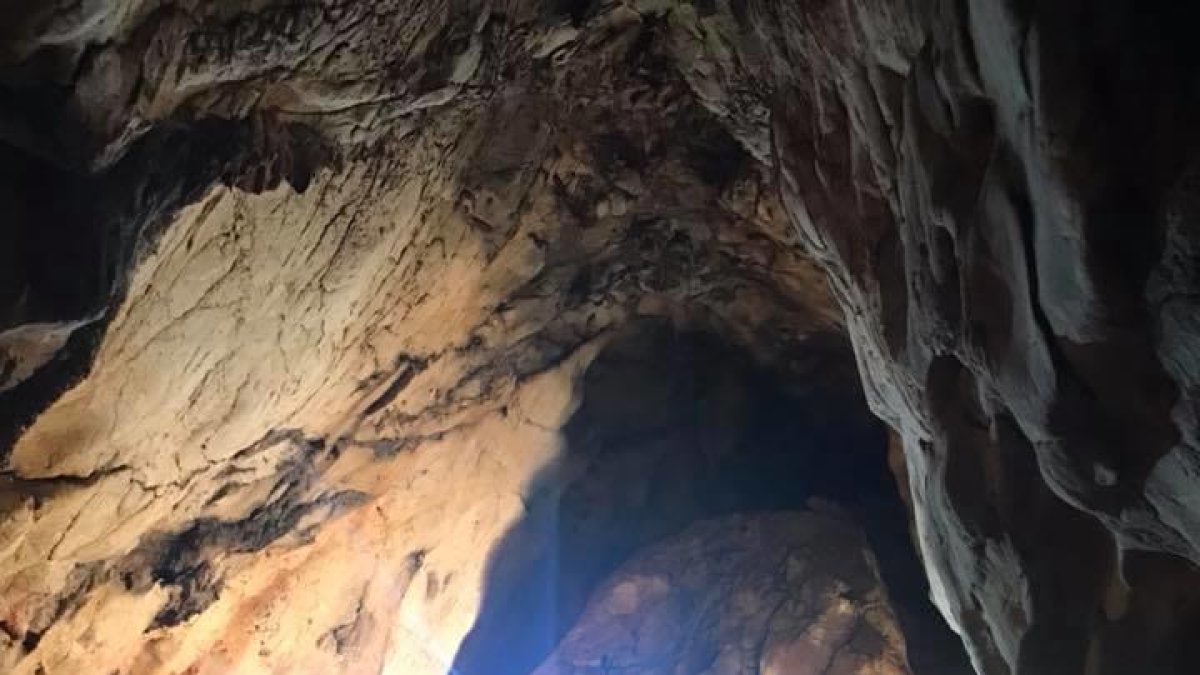 Noves restes humanes i ceràmica neolítica a la cova de l'Avenc de Cunit