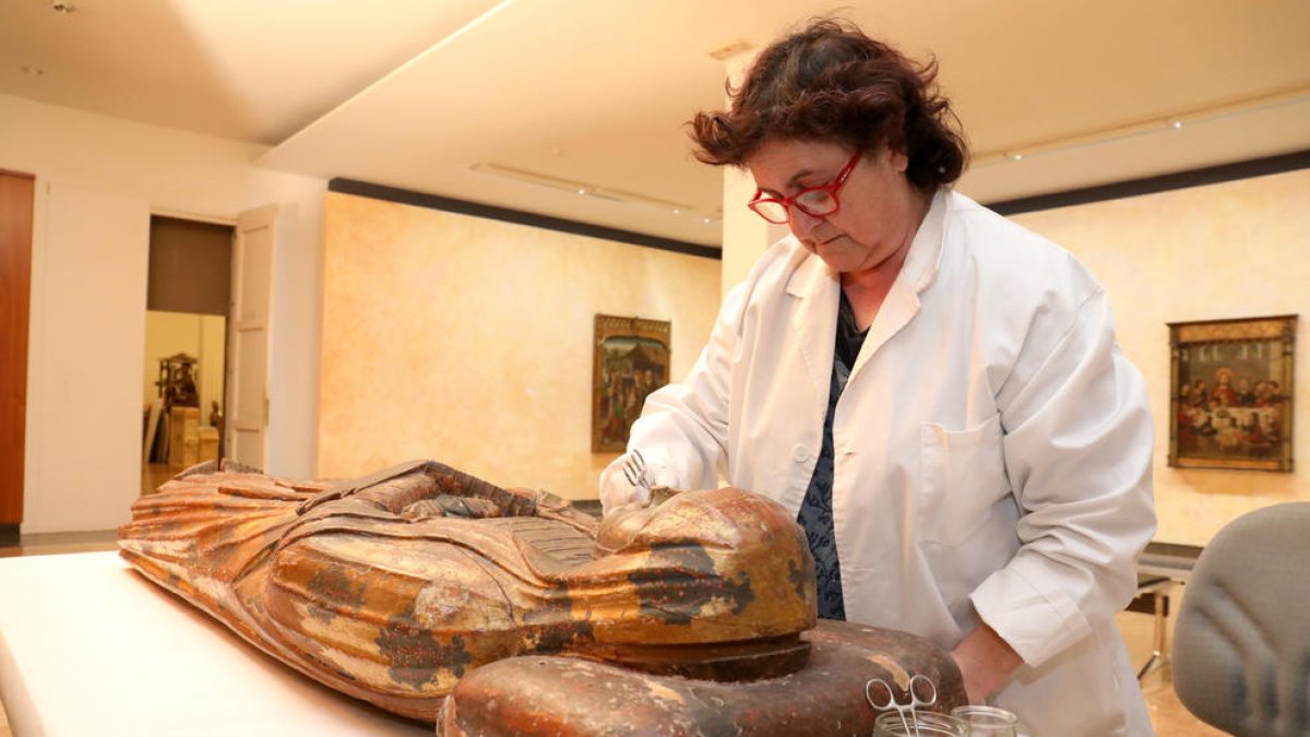 La restauración saca a la luz que la virgen se hizo en tres piezas