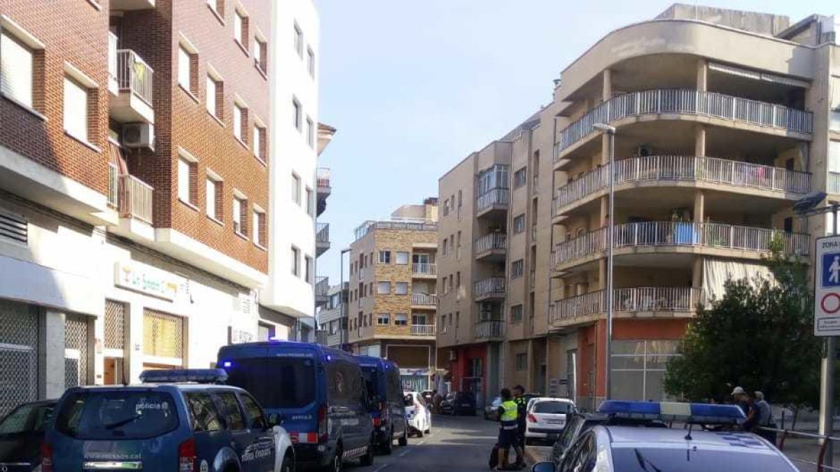 Dispositivo contra el tráfico de drogas en un bar en Amposta