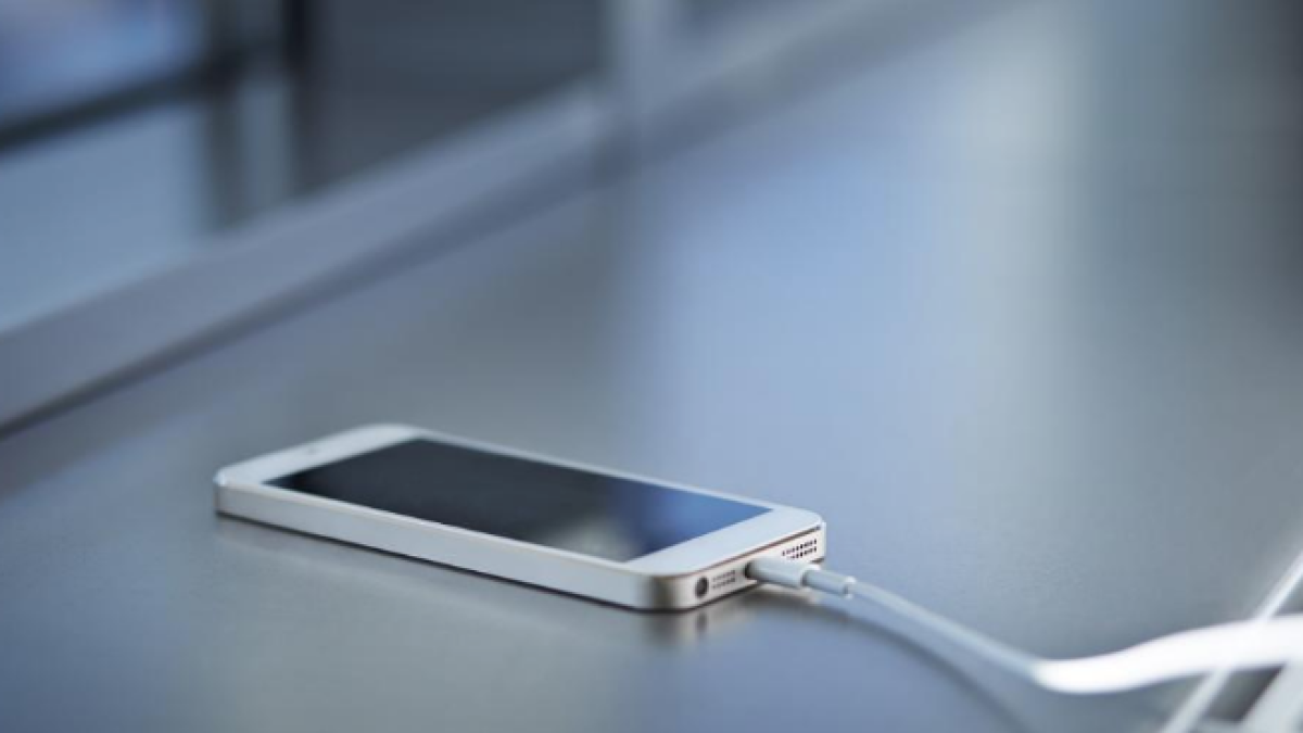 Muere por la explosión de una batería de móvil que se estaba cargando