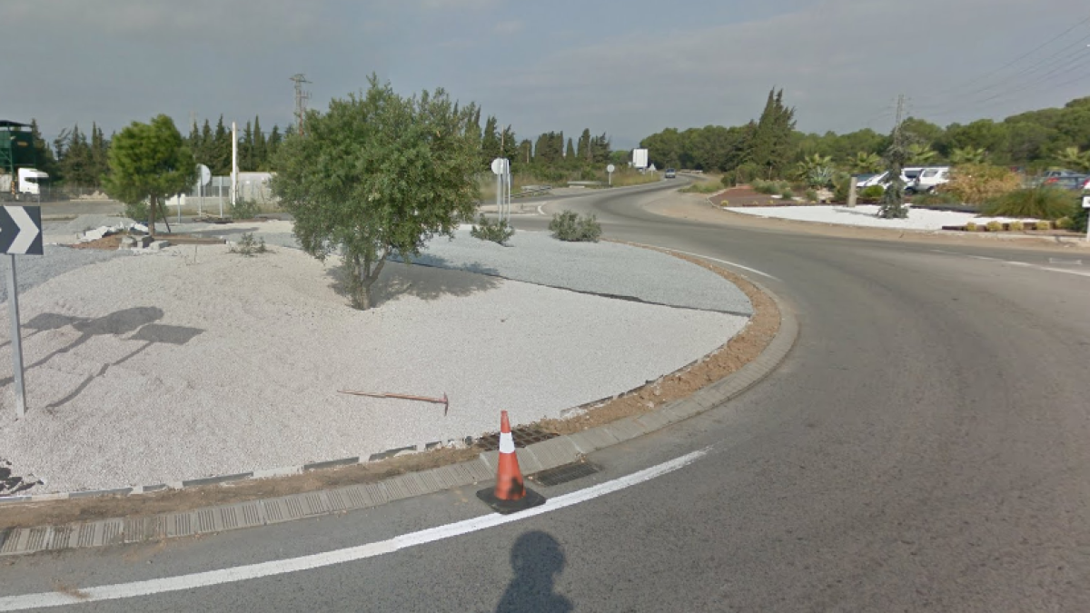 Se accidentan en la rotonda de la Cooperativa de Cambrils y salen ilesos