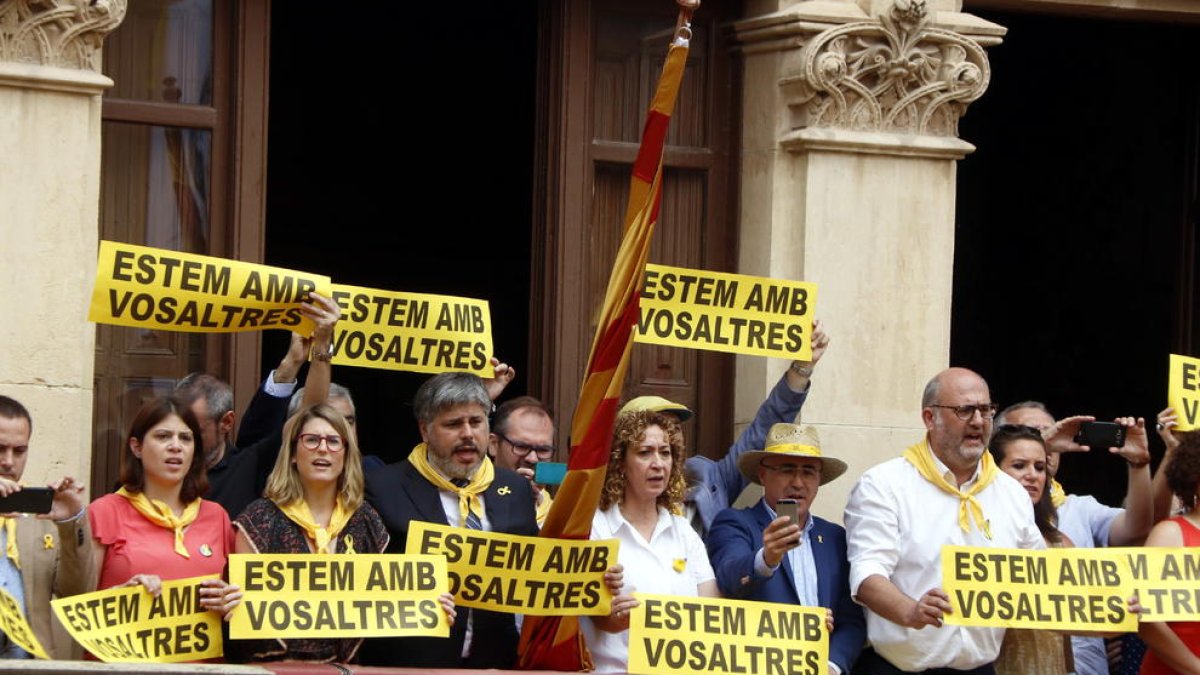 Valls s'alça per demanar l'alliberament dels «presos polítics i dels exiliats» en la diada castellera de Sant Joan