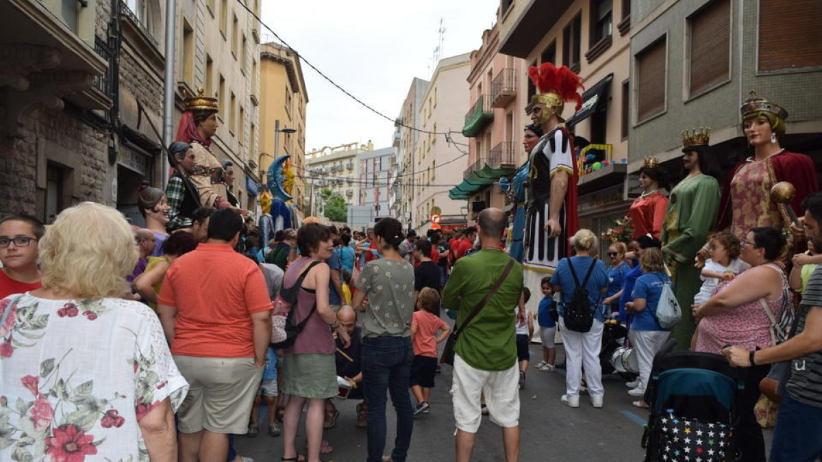 Els gegants i capgrossos posen ritme a les festes del barri Maria Cristina