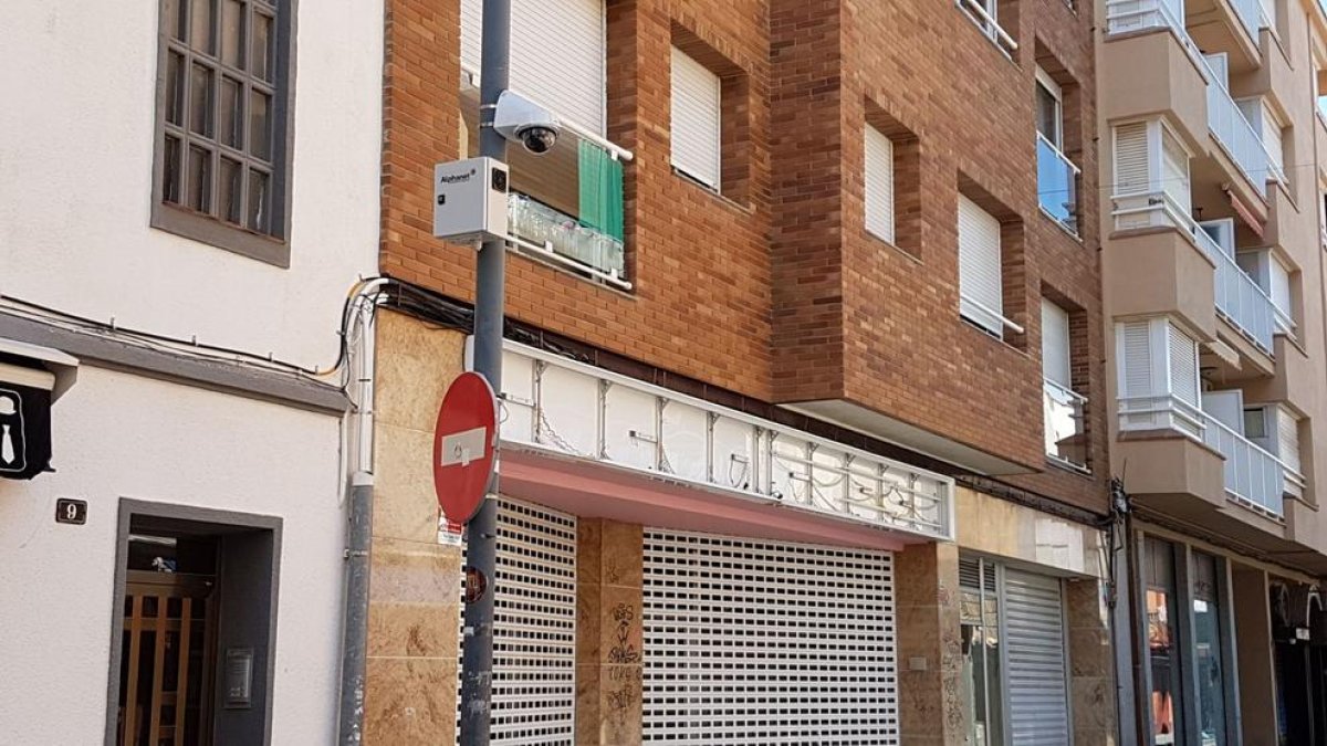 La principal calle de ocio nocturno de Calafell cuenta con cámaras de vigilancia