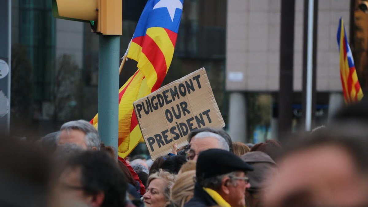 manifestants, plaça Imperial Tarraco, concentració, Puigdemont, cartell, Tarragona, govern espanyol