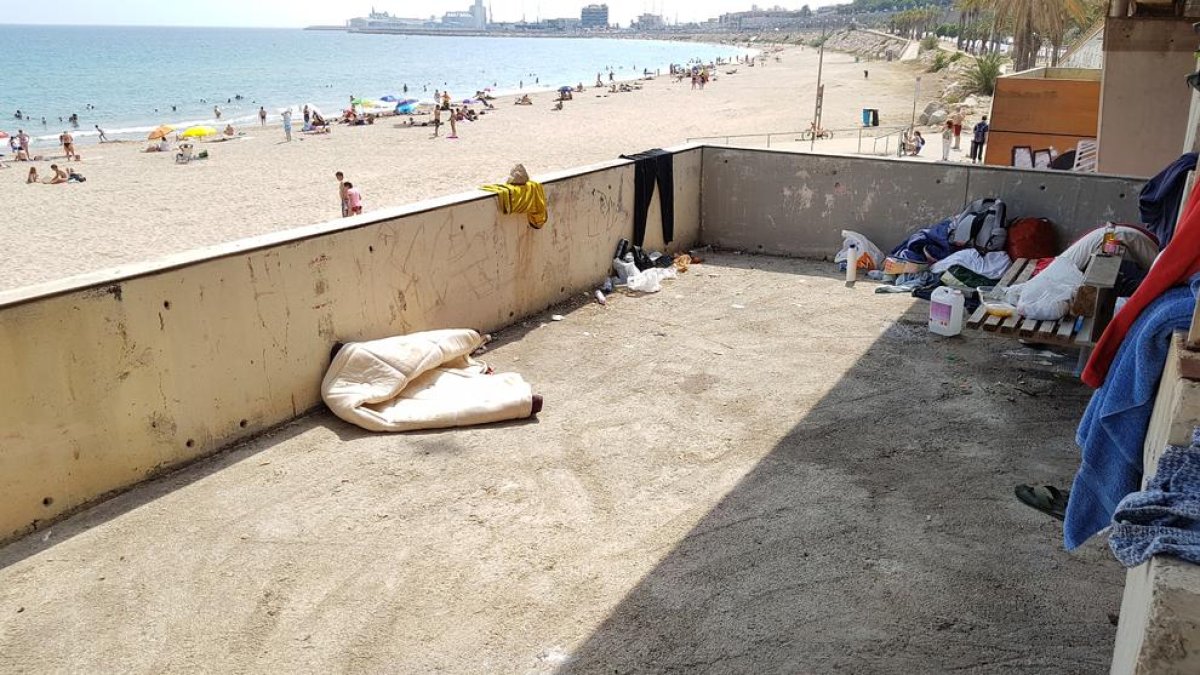 Plataforma del Milagro: vallas forzadas y sensesostre viviendo en el interior