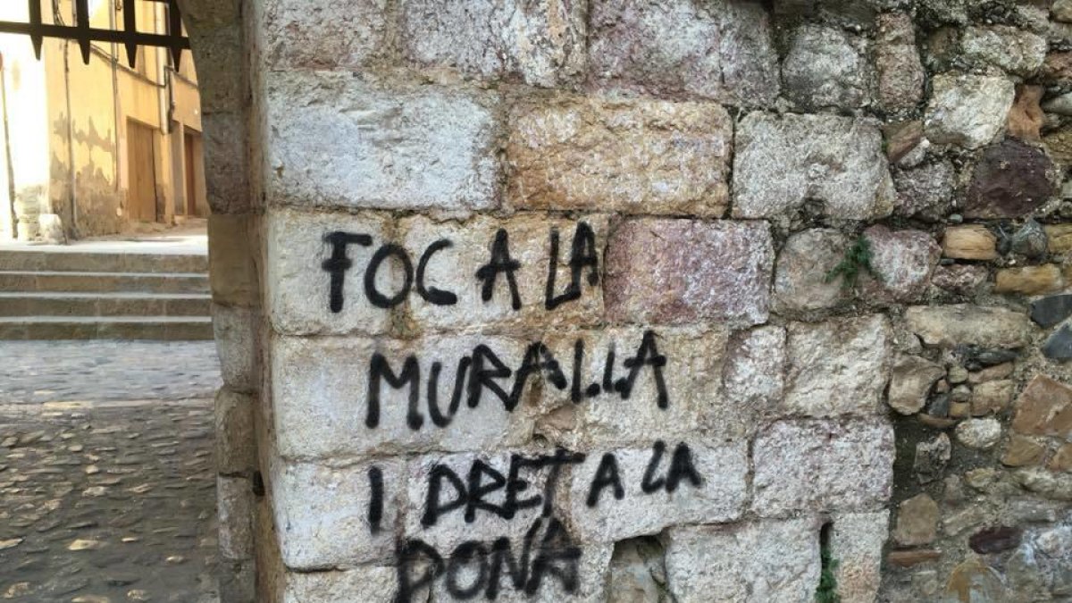 Ataque vandálico a la muralla medieval de Montblanc