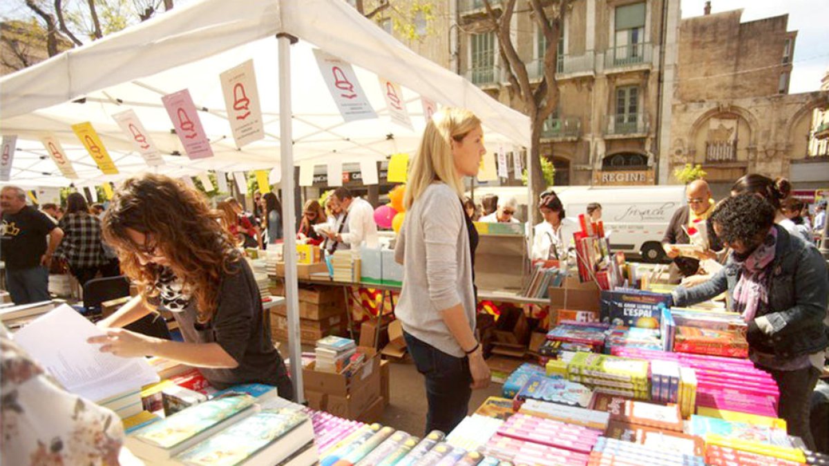 Librerías de Tarragona se quejan de que les han reducido el espacio de las paradas de Sant Jordi