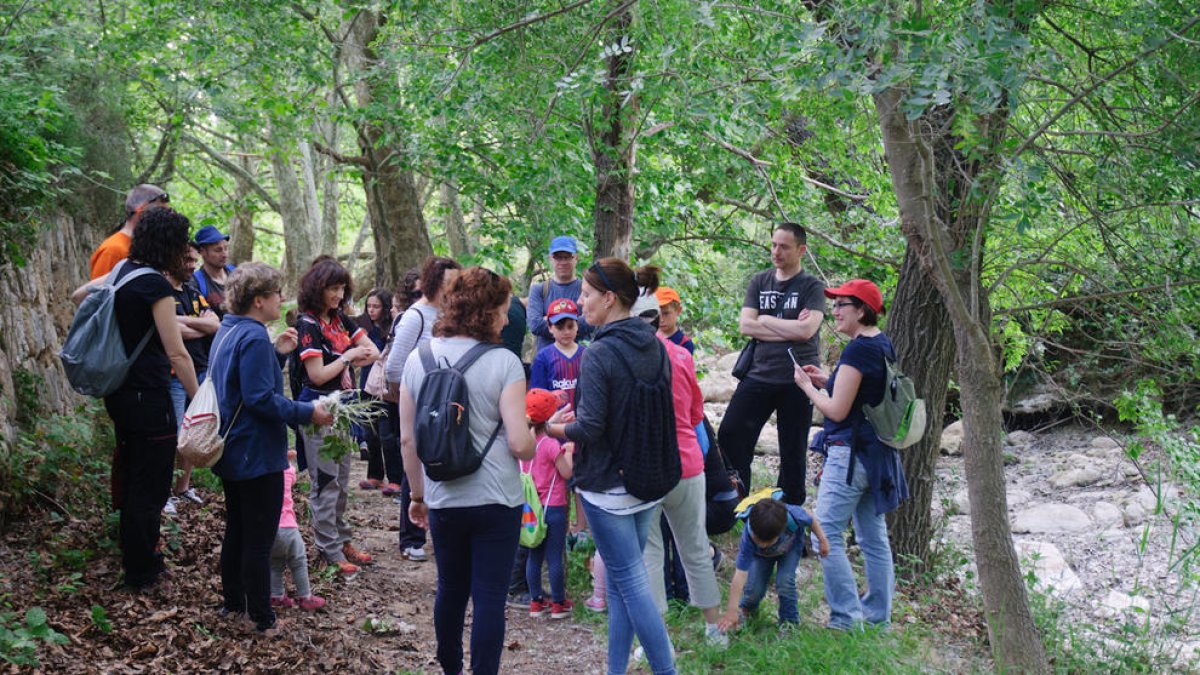 Més d'una trentena de persones participen a l'activitat Llegendes en Família a la Sénia