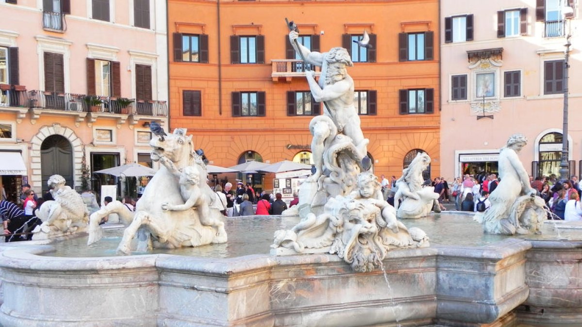Multan con 450 euros en una famíia española para bañarse en una fuente de Roma