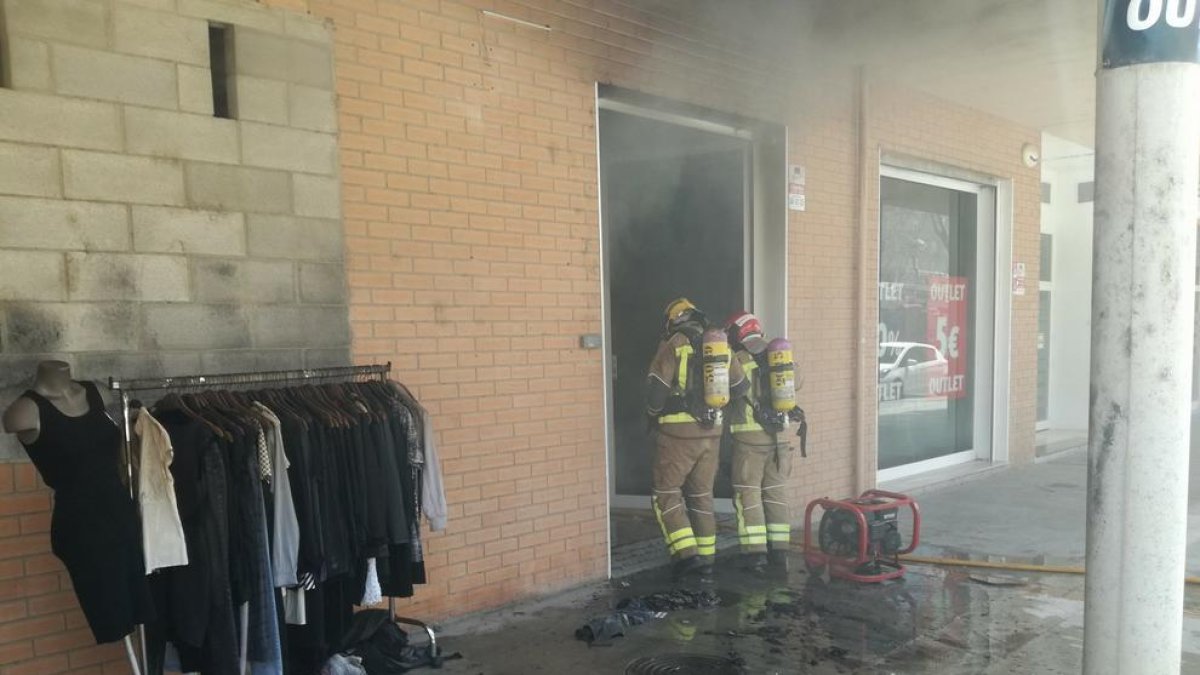 Quema completamente una tienda de ropa en Tortosa