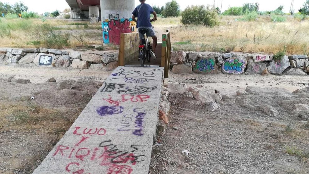 La roquera del Francolí es objeto de actos vandálicos y de destrucción