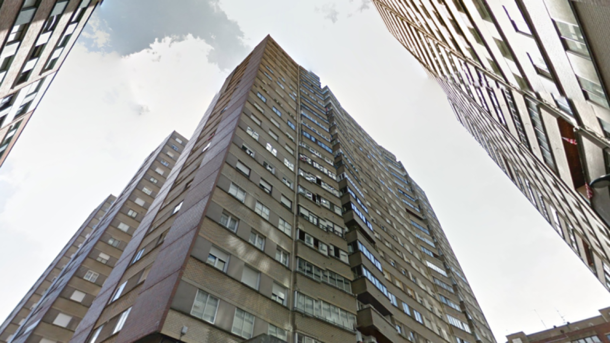 Una noia de 17 anys mor en precipitar-se al buit quan intentava accedir a casa seva