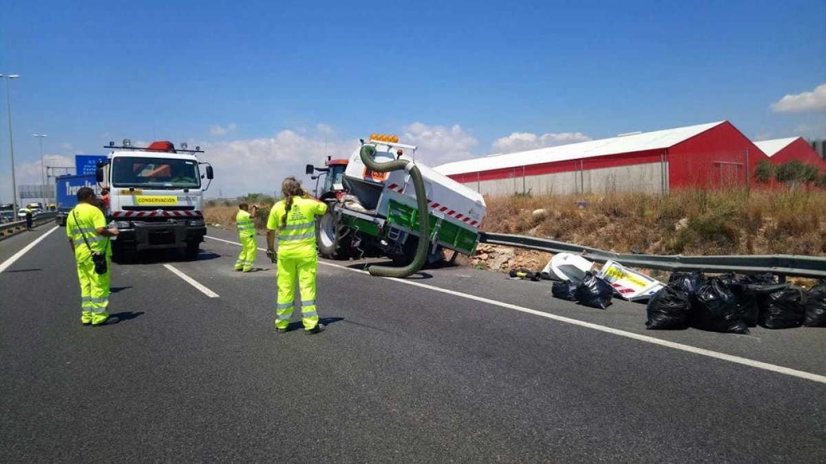 Tallada l'A-7 per un accident amb un camió, una segadora i dos turismes implicats