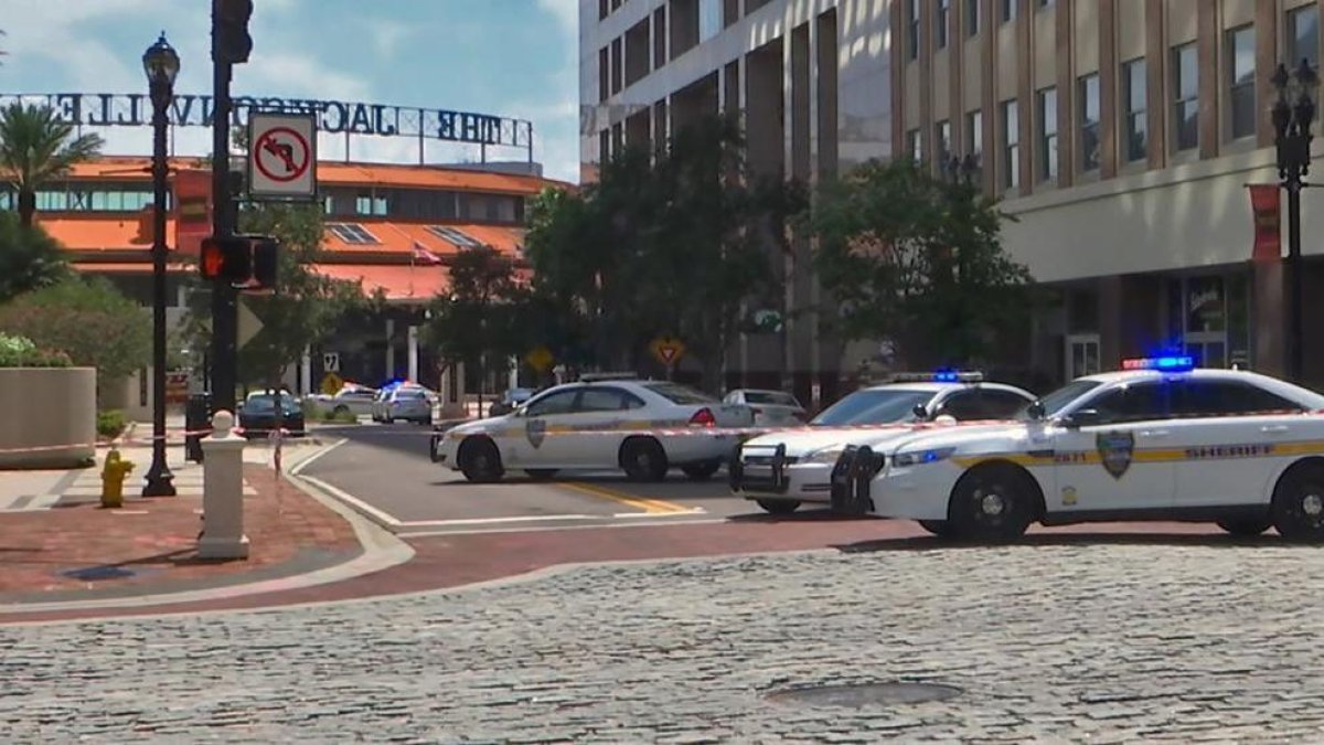 Múltiples víctimes mortals en un tiroteig en un centre comercial de Florida