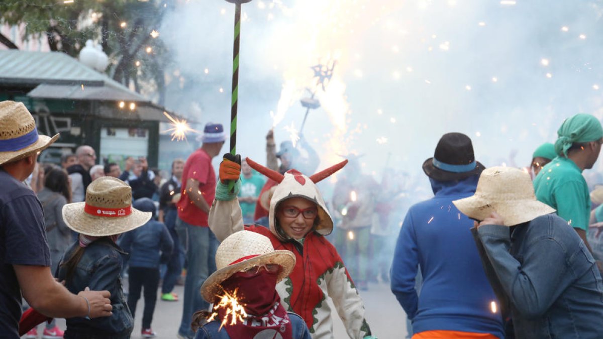 El Ayuntamiento lleva| por primera vez la fiesta de Sant Joan a Torreforta con un correfuego pequeño