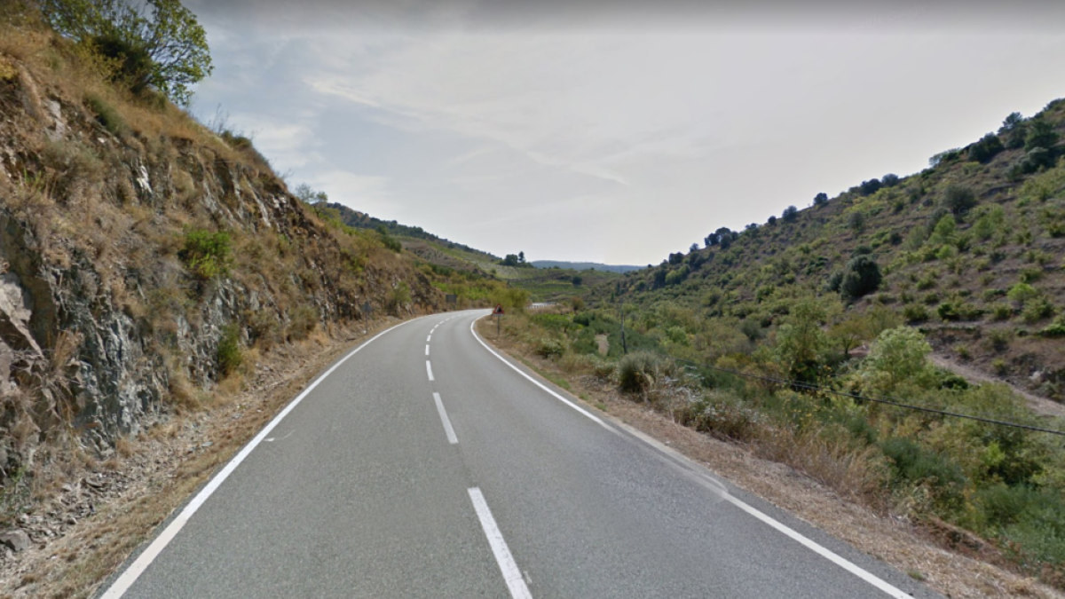 Un hombre queda atrapado al volcar su coche en Porrera
