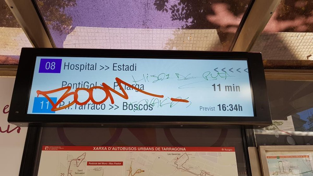 pantalla informativa, EMT, parada de bus, pintada, pintan, vandalismo