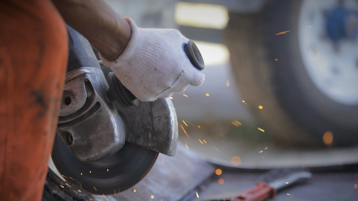 Els bombers retiren amb una serra un anell atrapat al penis d'un home de 70 anys