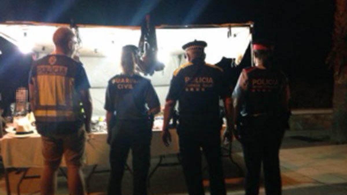 Ocho puestos del mercadet de artesanos de Roda de Berà denunciadas por vender productos falsificados