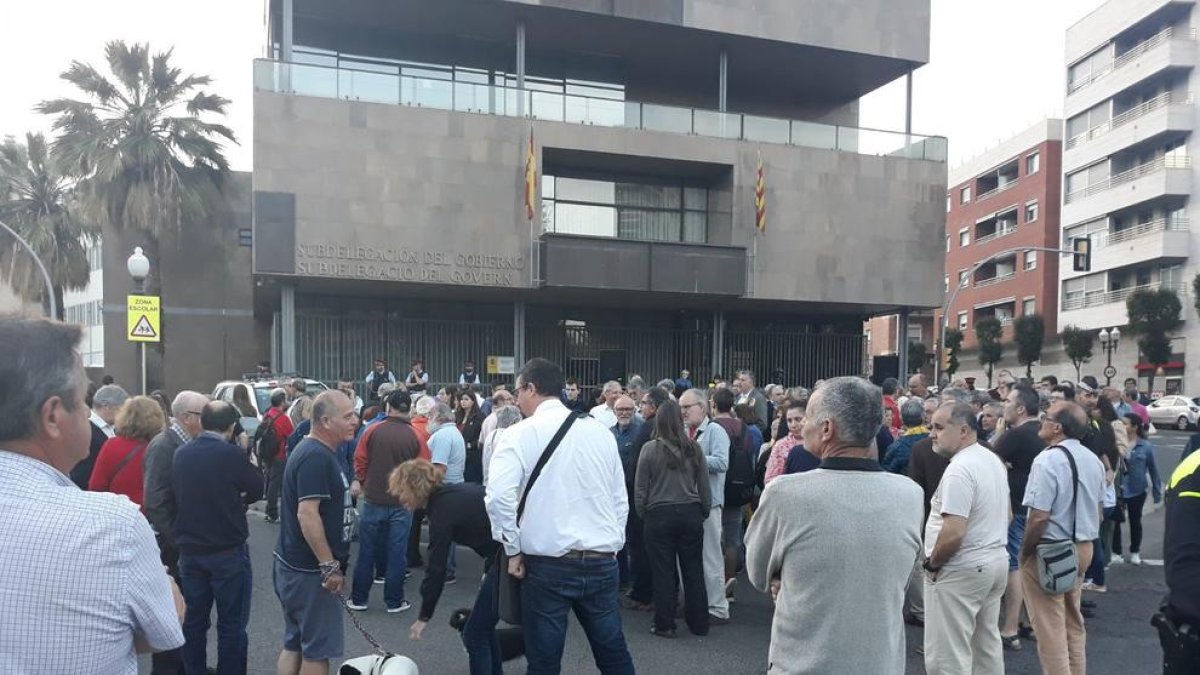 Desenes de persones es concentren per dir «prou» als «xantatges del 155»