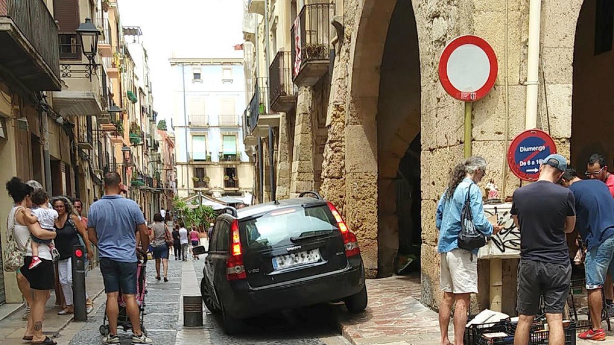 Un bolardo de prohibición poco útil en la Part Alta