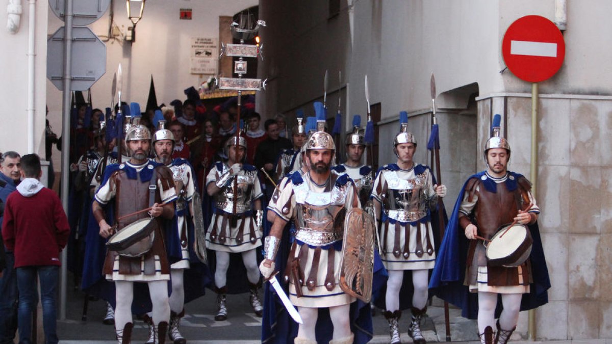 El Crist de les 7 Paraules luce con solemnidad por las calles de la Part Alta