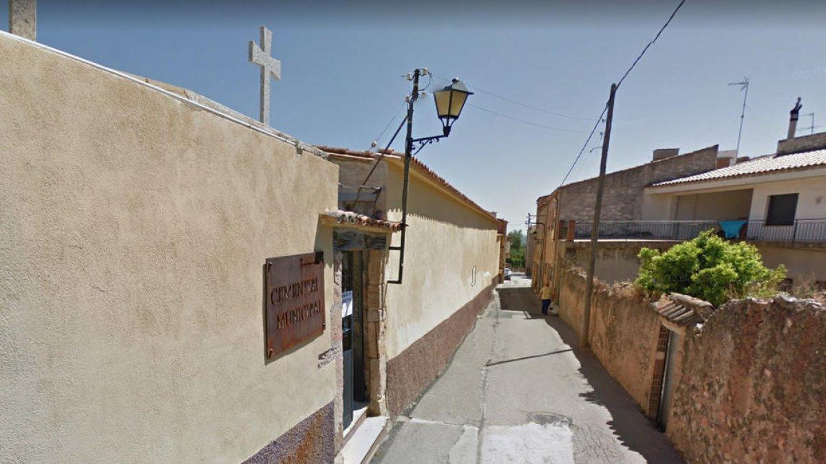 Roben lletres i poms a diverses làpides del cementiri d'Alcover