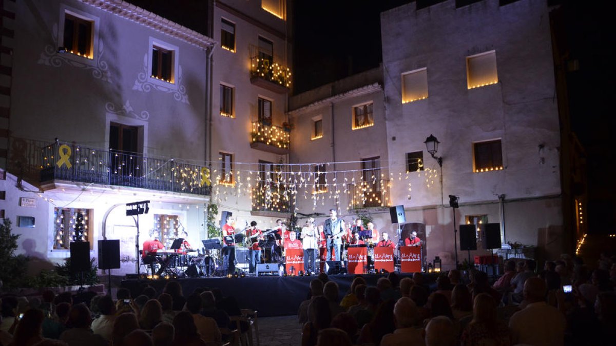 Más de un millar de personas asisten al Concert de les Espelmes de Riudecanyes