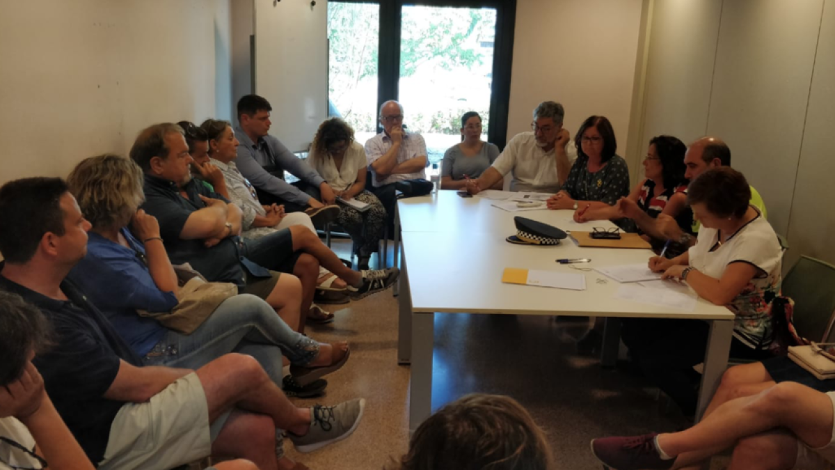 Camí Mendoza intenta apaciguar los ánimos por la residencia ocupada