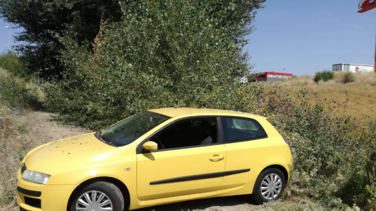 Denuncia que li havien robat el cotxe i la policia el troba 100 metres més endavant