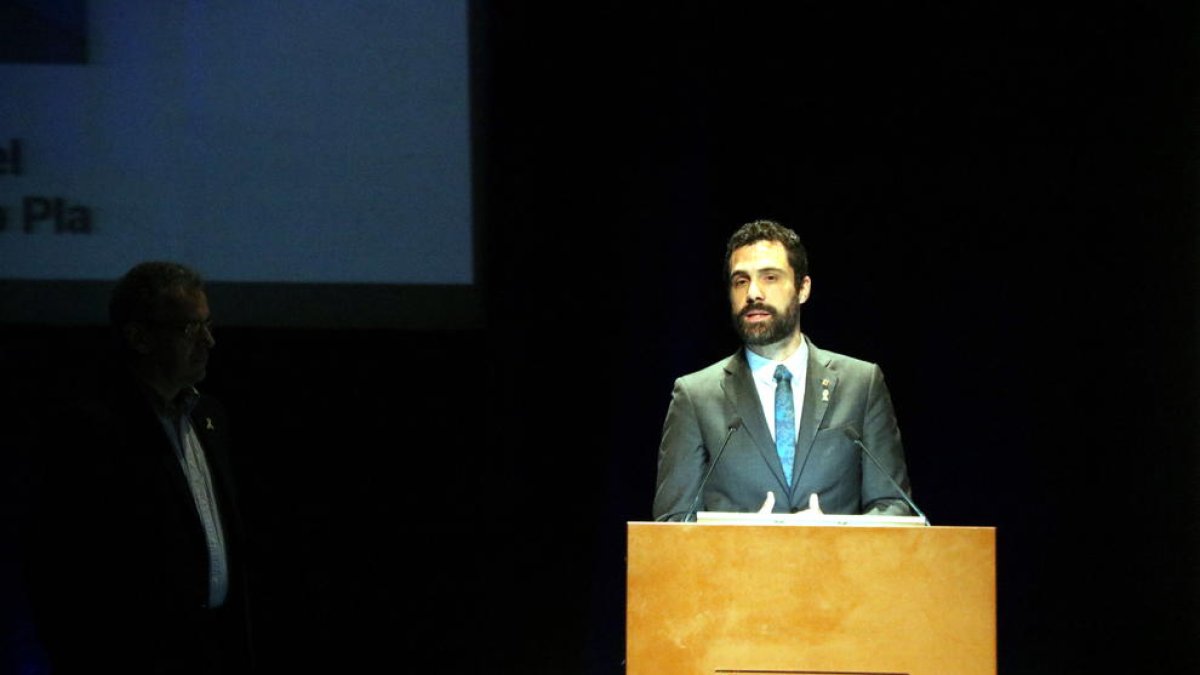 Torrent reivindica viure Sant Jordi «en llibertat» i recorda «els empresonats i exiliats» que no el podran celebrar