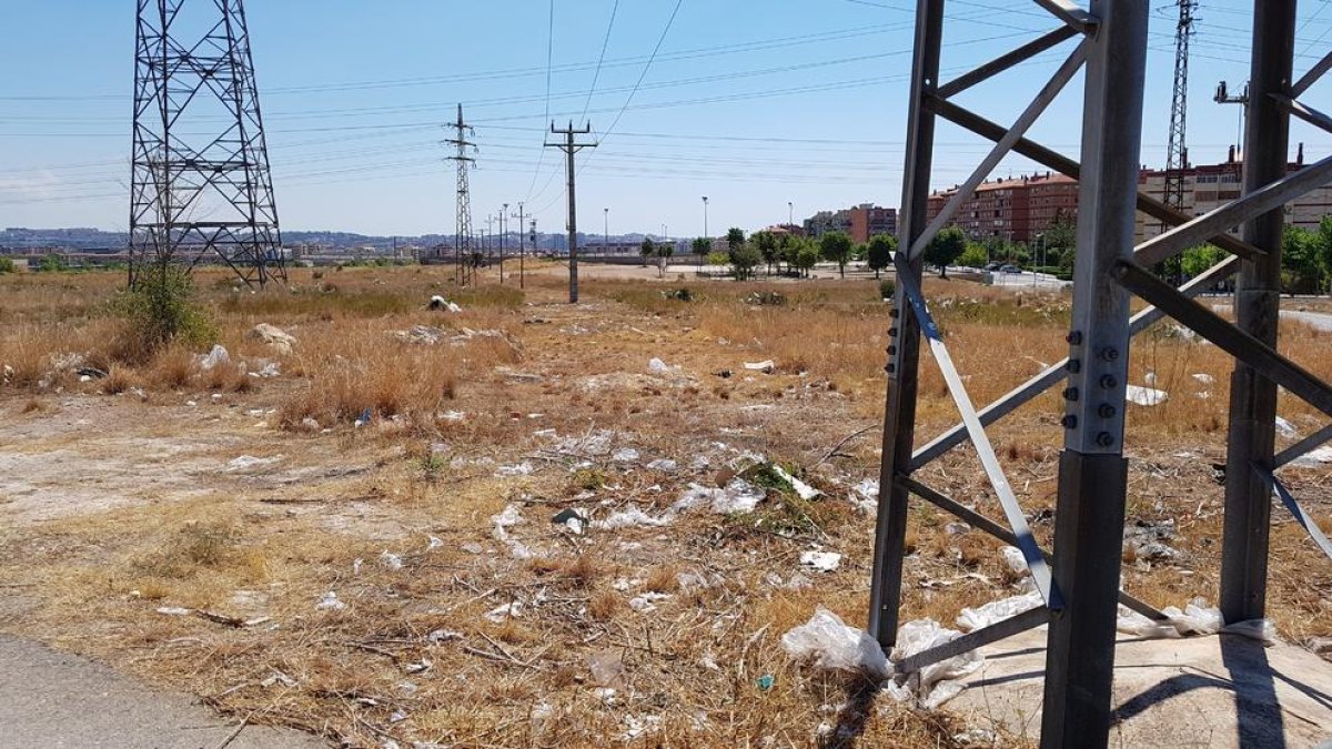 El descampado entre Bonavista y Campclar acumula desperdicios y escombros