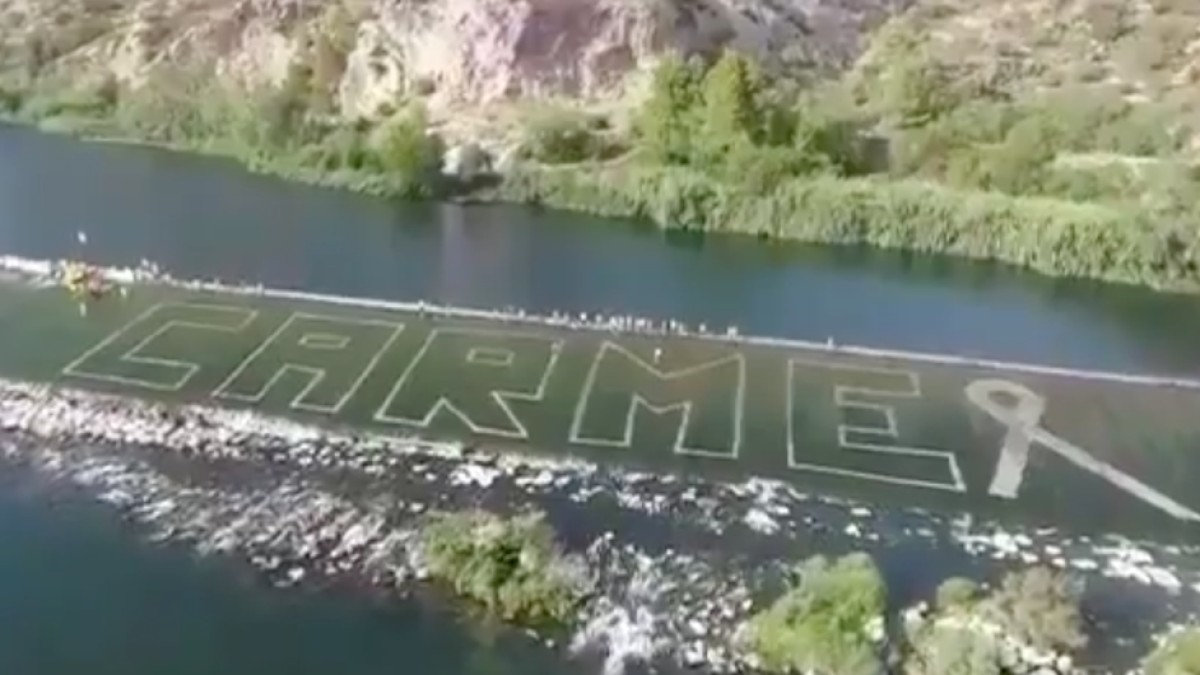 Xerta da apoyo a Carme Forcadell dibujando su nombre en el azud