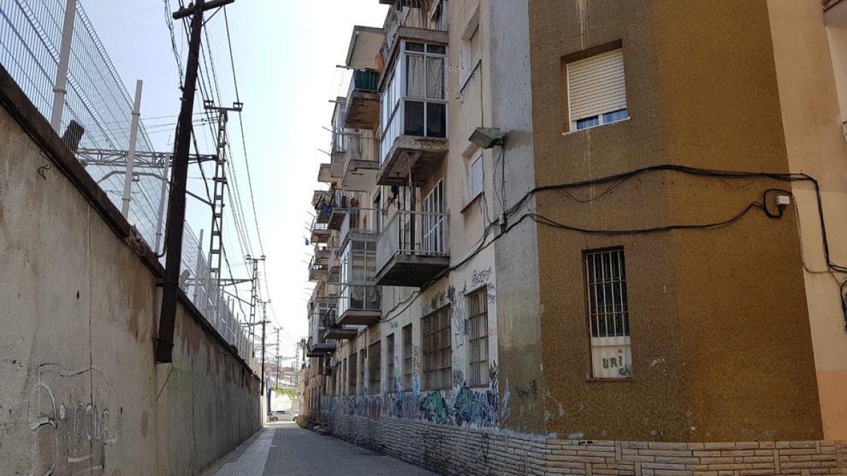 Veïns del Serrallo viuen atemorits per una vintena d'individus problemàtics