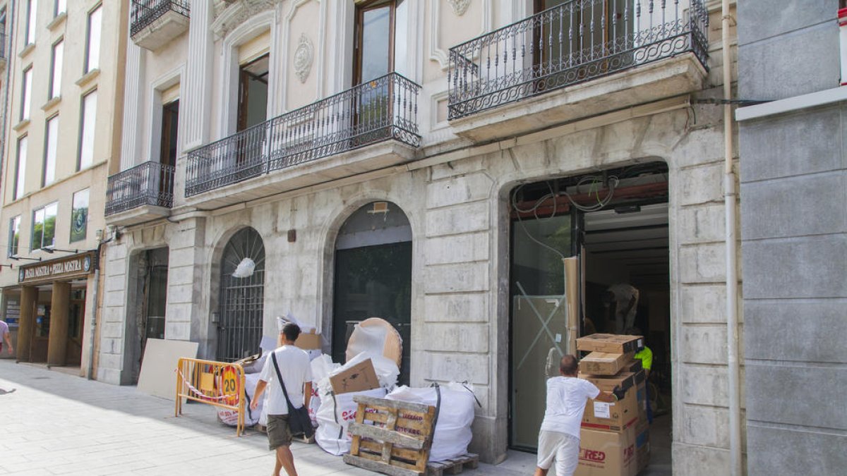 CaixaBank tanca dues oficines i obrirà una 'store' al número 30 de la Rambla