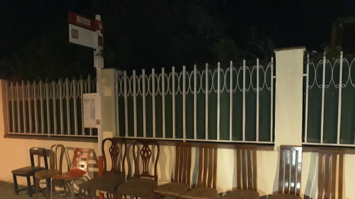 Les cadires de casa substitueixen les marquesines de l'EMT a Mas Pastor