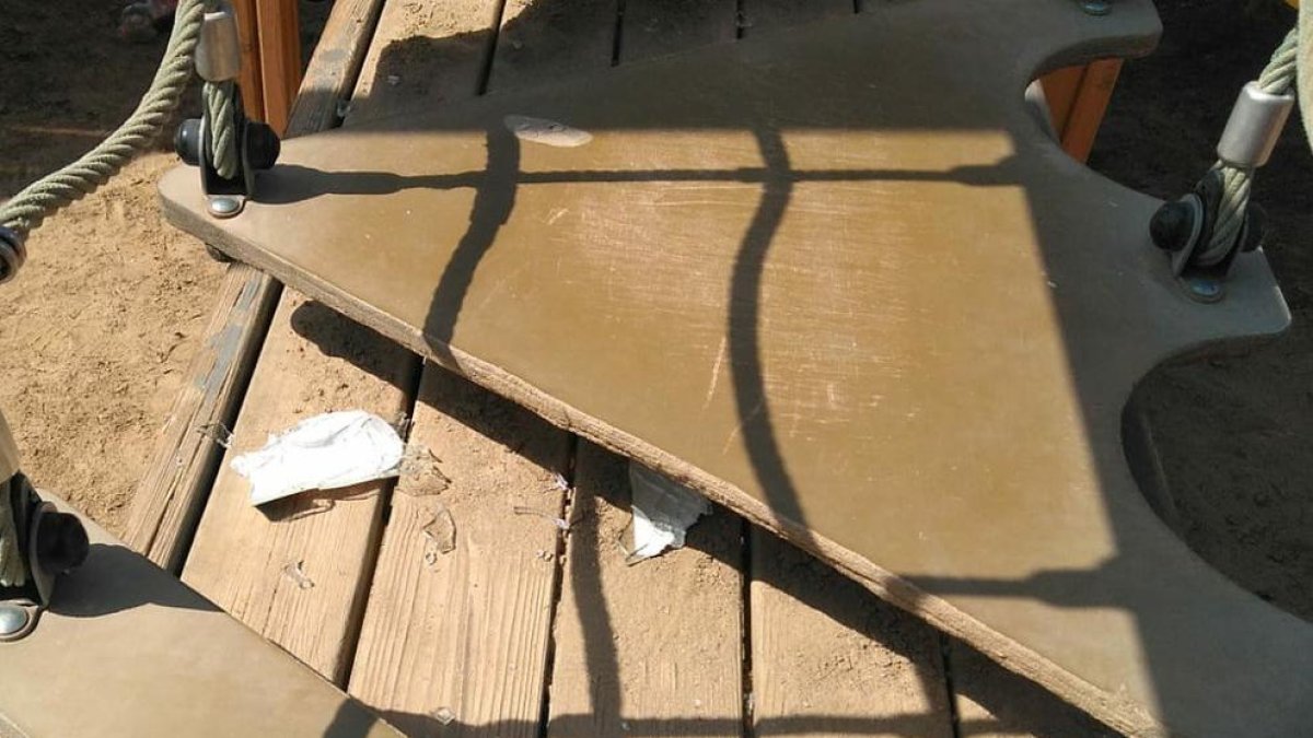 Destrossen ampolles de vidre dins del vaixell pirata infantil del Parc Francolí