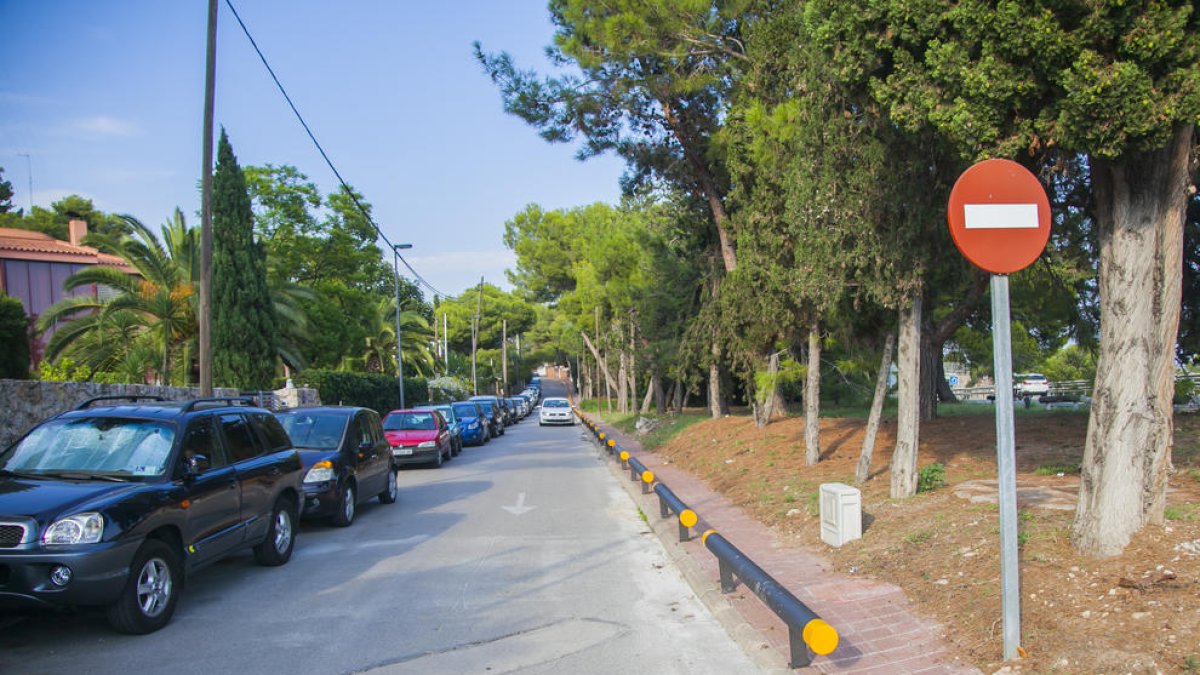Instal·len barres al carrer del Sol per evitar que s'aparqui a la vorera