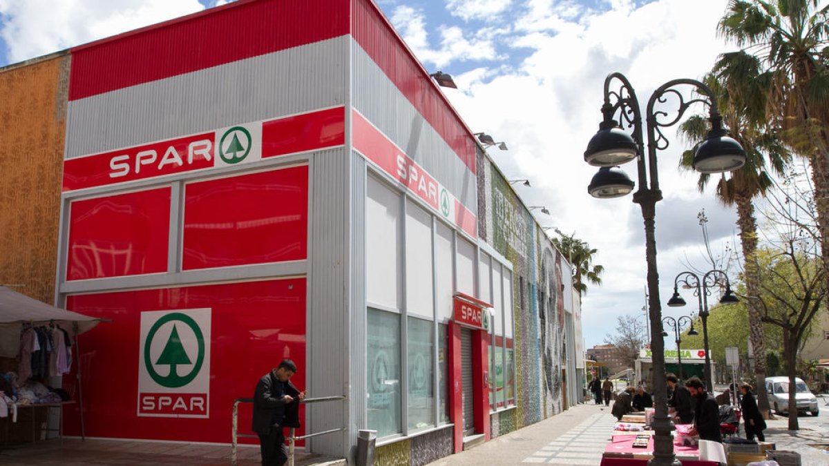L'Ajuntament demanda Spar per tenir tancat el súper del Mercat del Carrilet