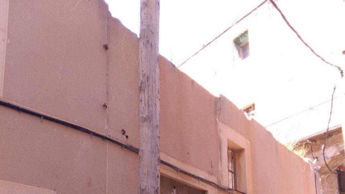 La AAVV La Catedral alerta de una colmena de abejas detrás de un muro de la calle Arc d'en Toda