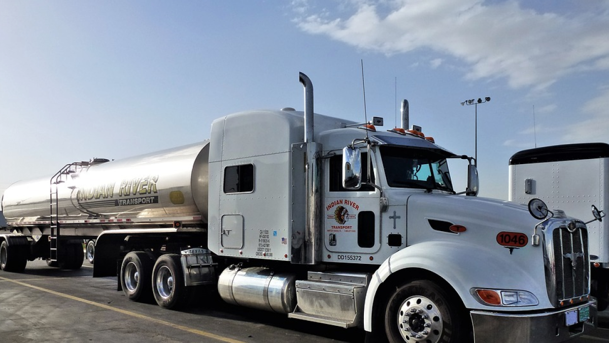 Detienen un conductor por ir bebido y chocar contra la valla de un peaje